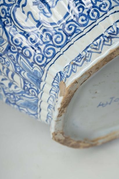 DELFT
Covered earthenware vase with beveled...