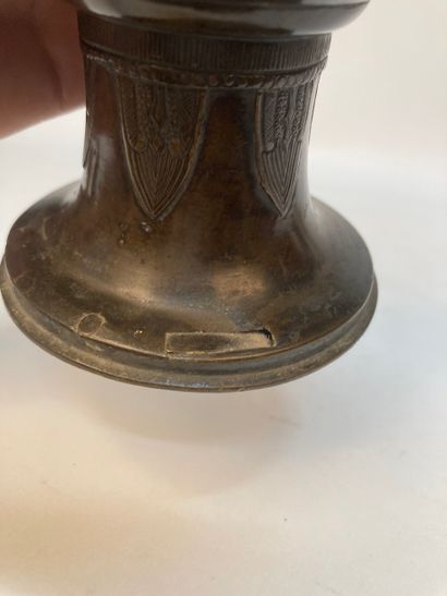 CHINA - 17th century
Small bronze vase in...