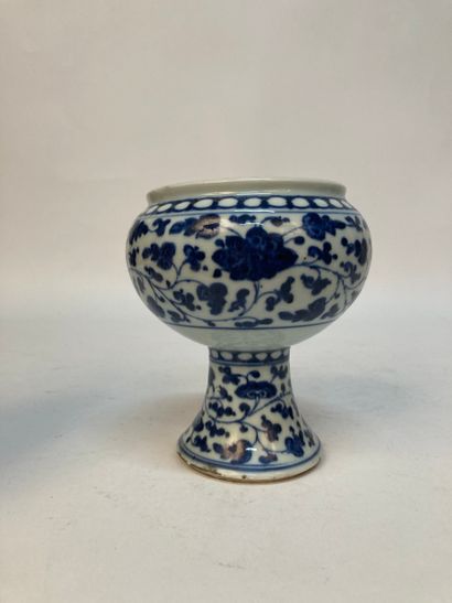 CHINA - 18th century
Porcelain footed bowl...