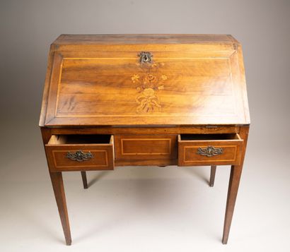 Secrétaire de pente en noyer marqueté d’un...
