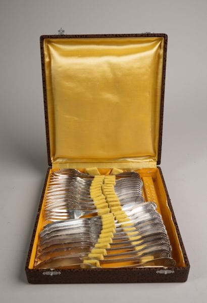 Set of 12 silver plated fish cutlery pieces...