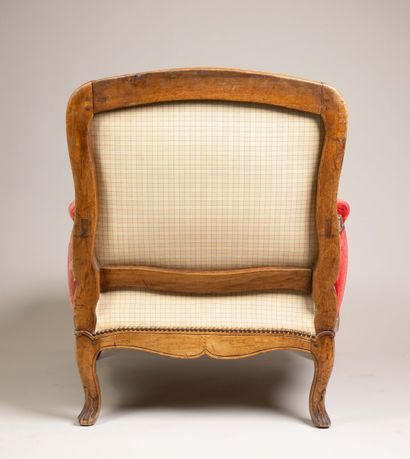 Bergère à dossier plat en bois mouluré reposant...