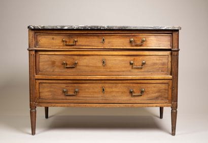 Commode en acajou et placage d’acajou mouluré...
