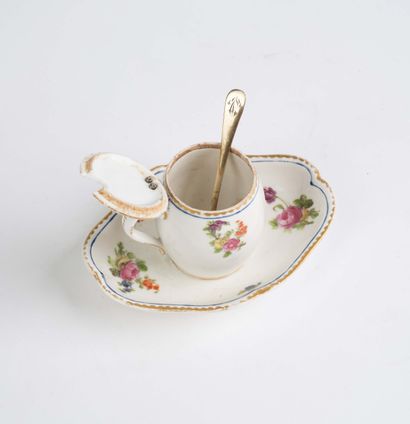 Small porcelain mustard pot. Late 18th century...