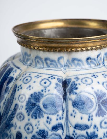 Paire de vases polylobés en céramique dans...