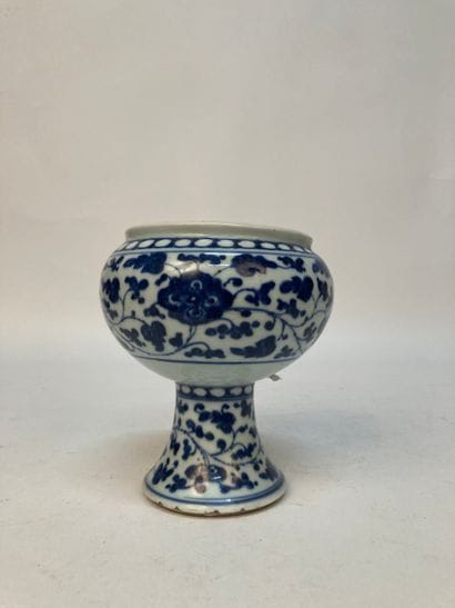 CHINA - 18th century
Porcelain footed bowl...