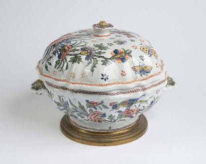 Lidded soup tureen with handles, made of...