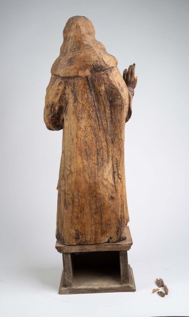 Sainte femme en bois sculpté. Debout, elle...