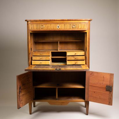 Exotic wood liquor cabinet with 4 bottles,...