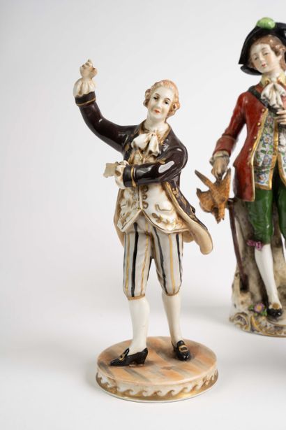 Lot de 4 statuettes en porcelaine : divers...