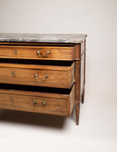 Commode en acajou et placage d’acajou mouluré...