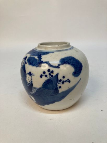 CHINA - Kangxi Period (1662–1722)
Small globular...