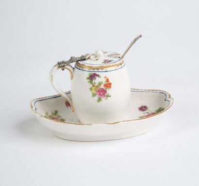 Small porcelain mustard pot. Late 18th century...