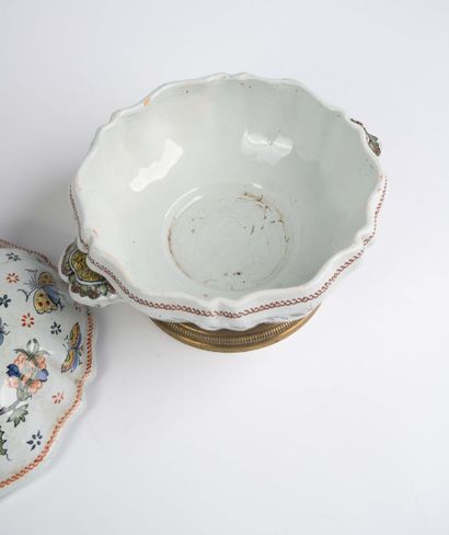 Lidded soup tureen with handles, made of...