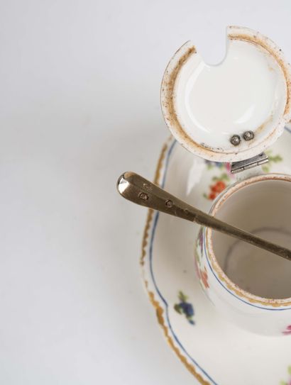 Small porcelain mustard pot. Late 18th century...