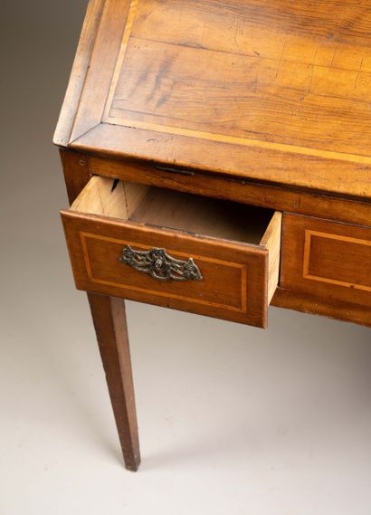 Secrétaire de pente en noyer marqueté d’un...
