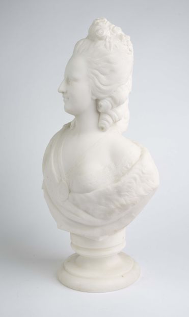 Buste sur piédouche en albâtre figurant Marie-Antoinette.
haut...