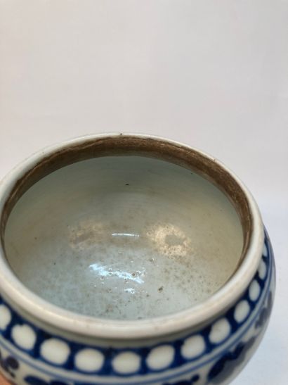 CHINA - 18th century
Porcelain footed bowl...