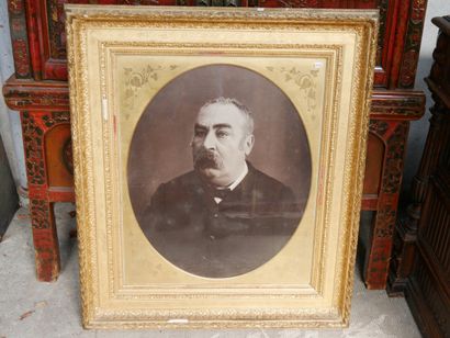 Grand cadre bois doré avec photo ovale
(Manques)
87,5...