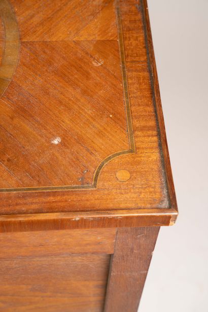 Table chiffonnière de forme quadrangulaire...