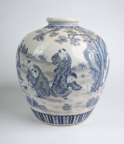 CHINA, 20th century 
Porcelain vase decorated...