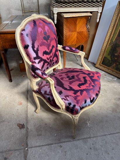 Fauteuil de style Louis XV en bois laqué...