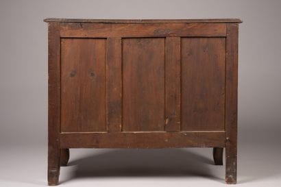 Commode d’entre-deux à façade mouvementée...
