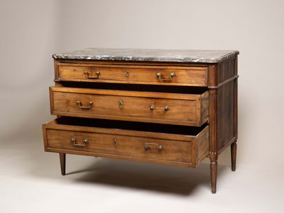 Commode en acajou et placage d’acajou mouluré...