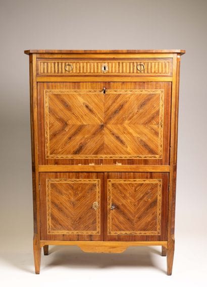 Exotic wood liquor cabinet with 4 bottles,...