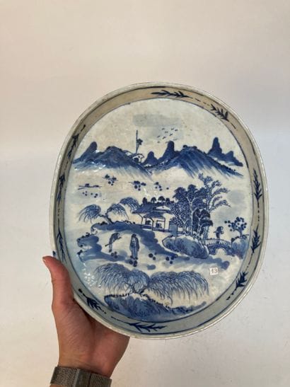 CHINA - 18th/19th century
Oval porcelain...