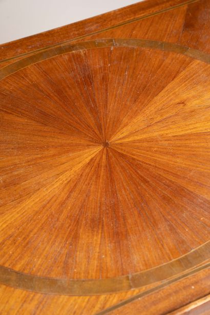 Table chiffonnière de forme quadrangulaire...