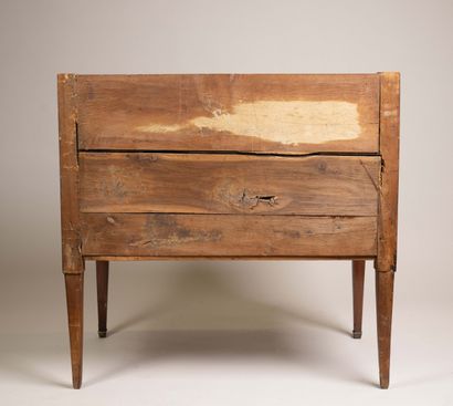 Commode à ressaut central en placage de bois...