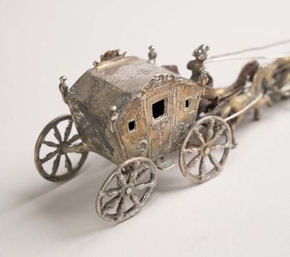 Petit carrosse tiré par 4 chevaux en argent,...