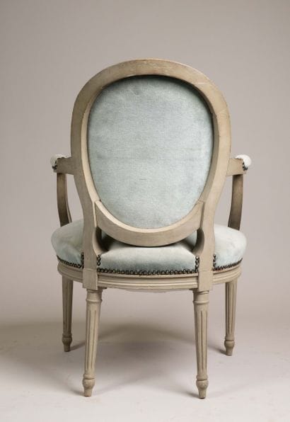 Living room furniture with cabriolet-style...