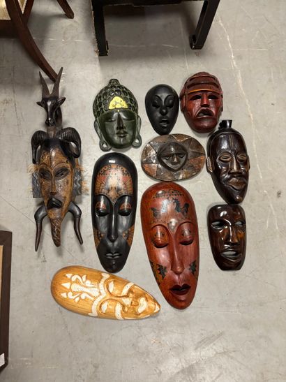 Lot de 10 masques en bois (Afrique et Asie)
haut...