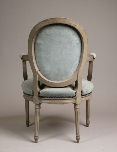 Living room furniture with cabriolet-style...