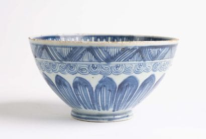 CHINA, 18th century 
Porcelain bowl with...