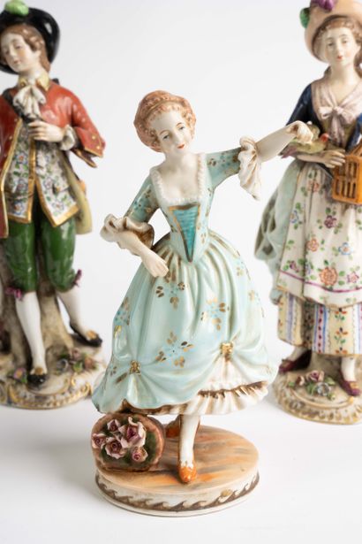 Lot de 4 statuettes en porcelaine : divers...