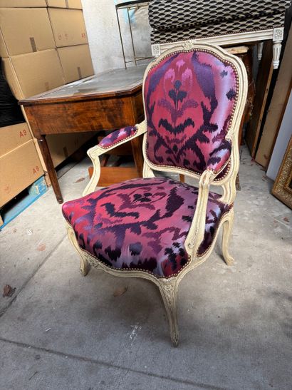 Fauteuil de style Louis XV en bois laqué...