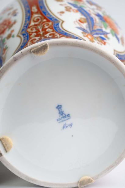 Set consisting of a porcelain vase with Asian-style...