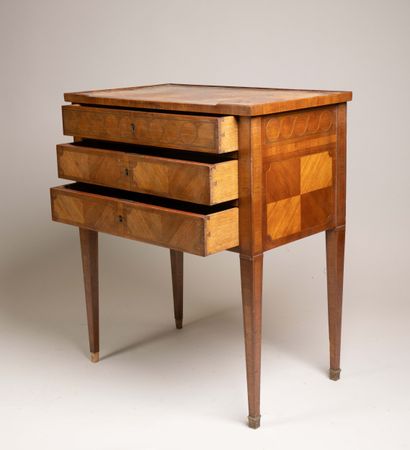 Table chiffonnière de forme quadrangulaire...