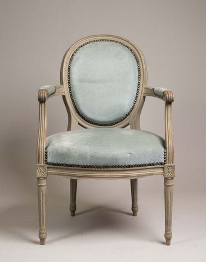 Living room furniture with cabriolet-style...