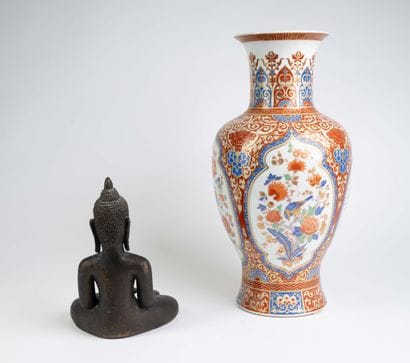Set consisting of a porcelain vase with Asian-style...