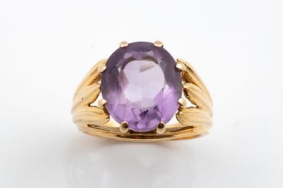 Yellow gold ring (750) set with a faceted...