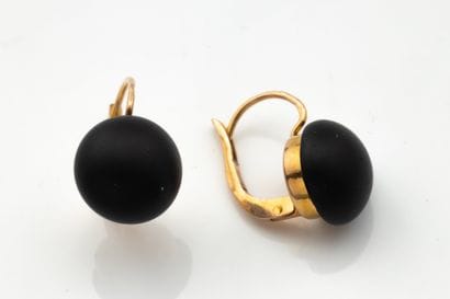 Paire de boucles d’oreilles brisures en or...