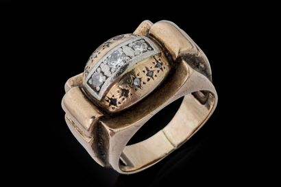 Bague à décor d’un pont reposant sur un dôme...