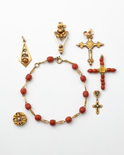 Set of antique jewelry in yellow gold, white...