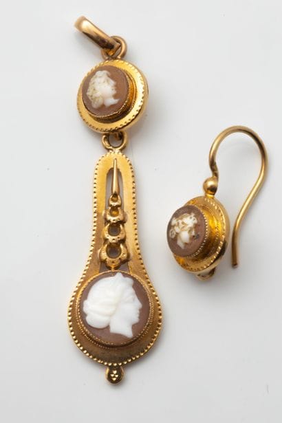 Deux bijoux avec camées coquillage à profil...