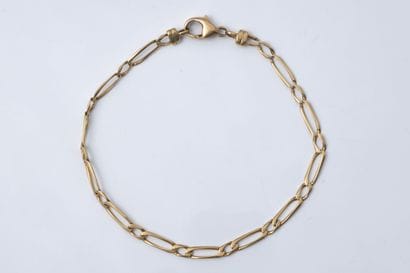 Yellow gold (750) Figaro link bracelet. 
Length:...