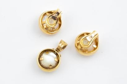 A set featuring a mabé pearl set in yellow...